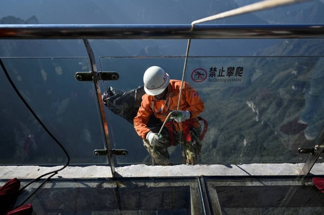 لا ضمانة لحياة العمال سوى حبل مثبت على الصخر.