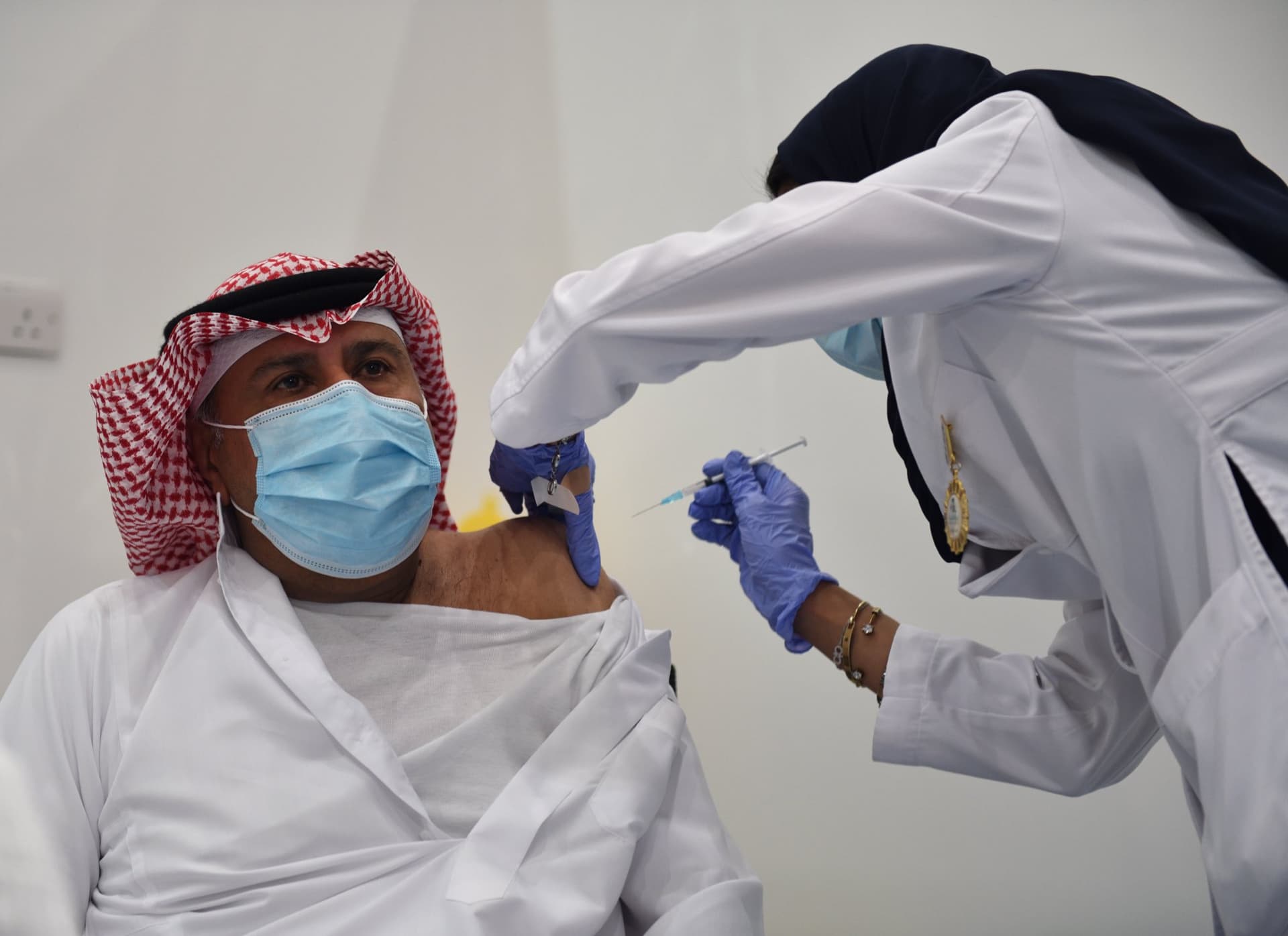 مع إطلاق حملة التطعيم في السعودية.. وزير الصحة: اليوم بداية انفراج الأزمة