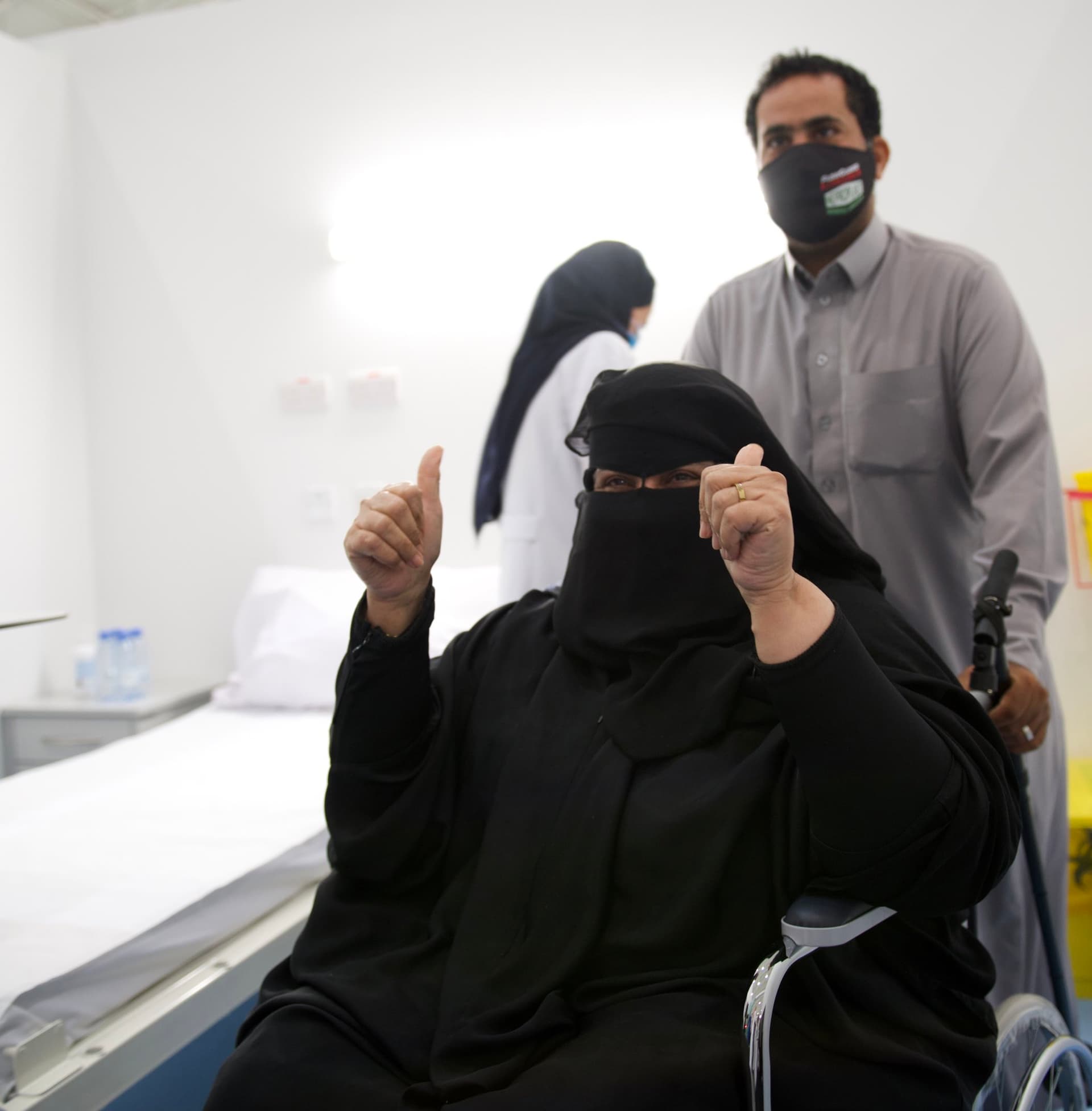 مع إطلاق حملة التطعيم في السعودية.. وزير الصحة: اليوم بداية انفراج الأزمة
