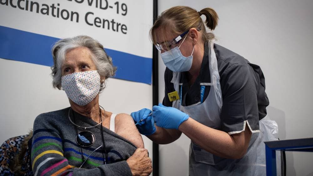 مارغريت كينان (90 عامًا) أول مريضة يتم حقنها بلقاح كوفيد 19.