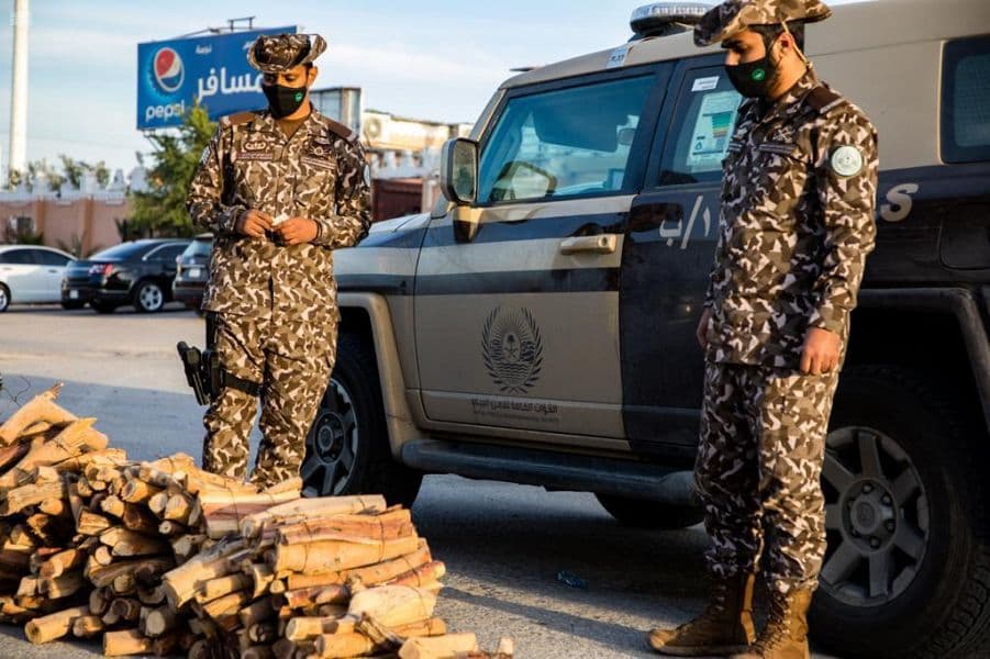 بحوزتهم 17 طنا من الحطب المحلي المعد للبيع .. ضبط 46 مخالفا للأنظمة في الرياض