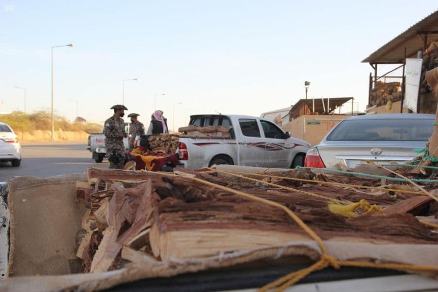 بحوزتهم 17 طنا من الحطب المحلي المعد للبيع .. ضبط 46 مخالفا للأنظمة في الرياض