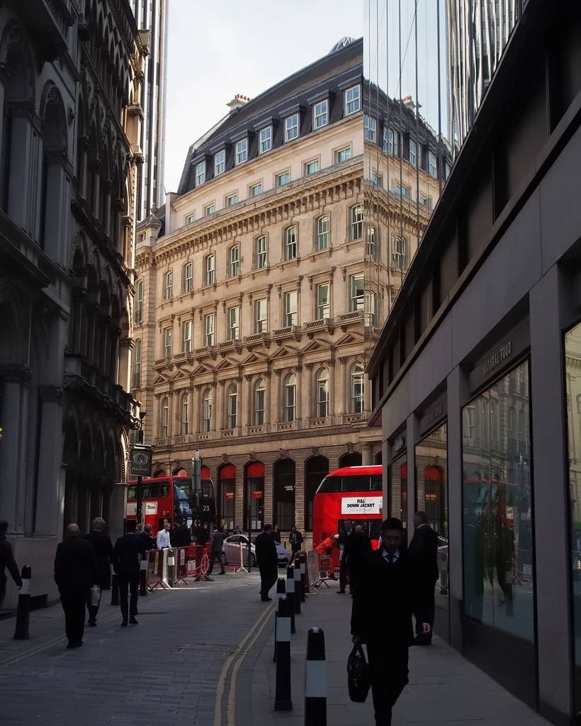 الحي المالي في لندن قوة عظمى عالمية في عدد من مجالات التمويل، لكن هذا لا ينطبق على سوق الأوراق المالية.