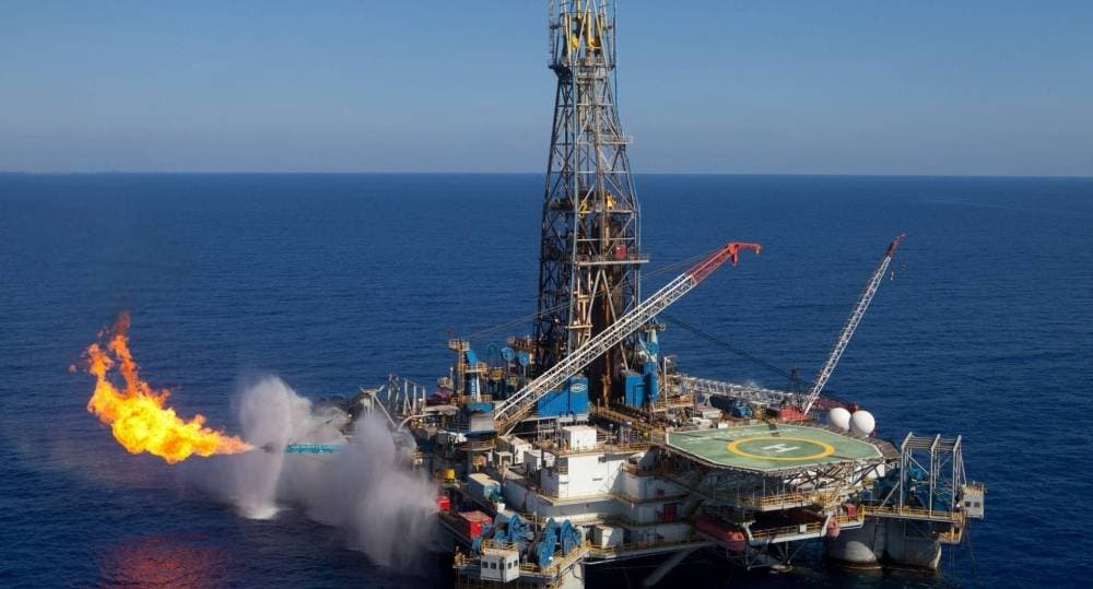 سيطرت التقلبات السعرية على النفط الخام على مدار الأسبوع بسبب مخاوف السلالة الجديدة من وباء كورونا.