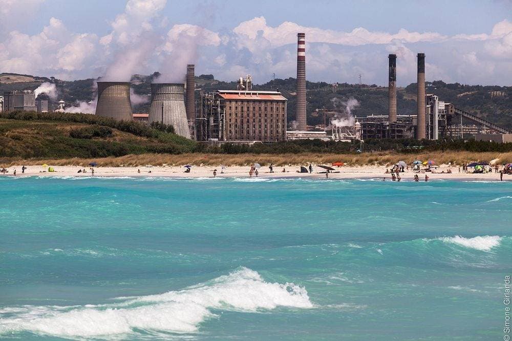 شاطئ روزينيانو ويبدو خلفه مصنع شركة سولفاي الذي يتخلص من نفاياته الكيميائية مباشرة في البحر.


