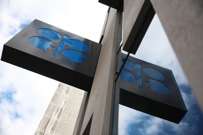 رويترز" : التزام "أوبك +" بتخفيضات إنتاج النفط بلغ 101 % في نوفمبر