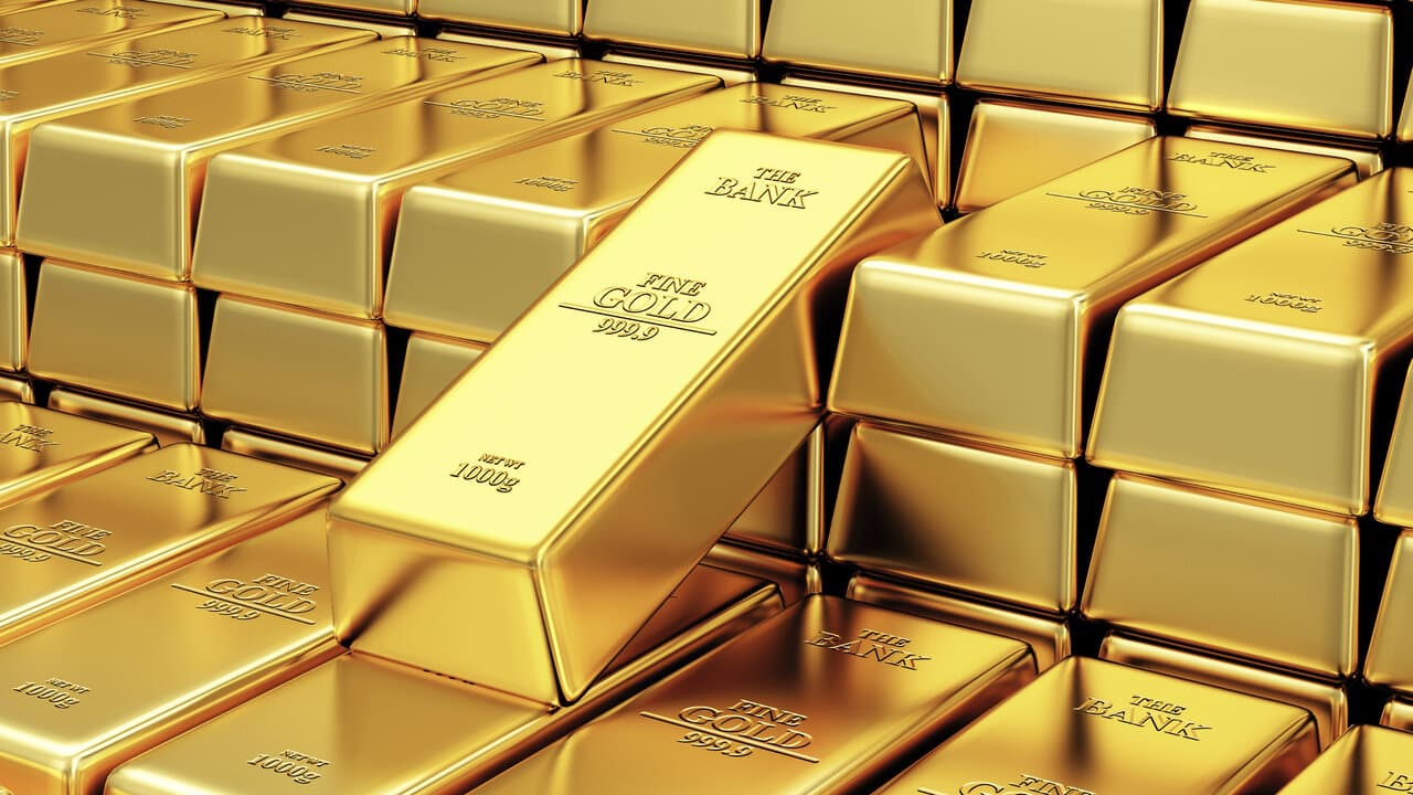 الذهب يرتفع مع نزول الدولار لأدنى مستوى في أكثر من عامين