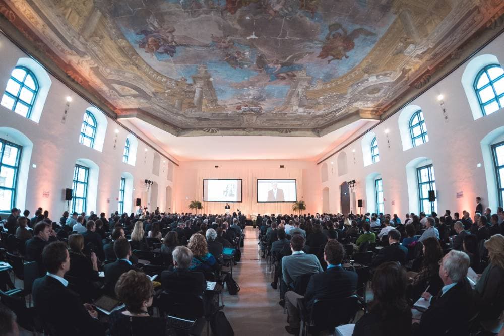 مشاركون في منتدى بيتر دراكر العالمي حول الإدارة.