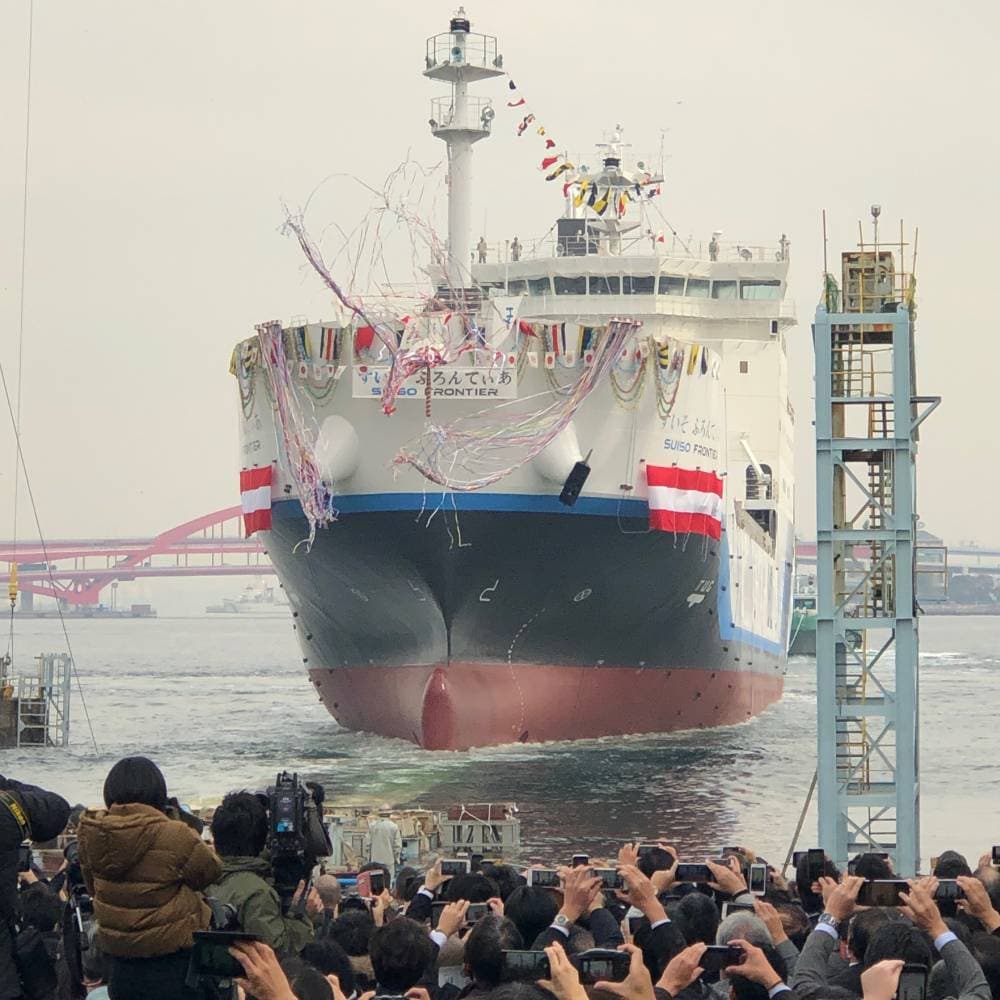 حفل تدشين السفينة "سيوزو فورنتير" أول ناقلة هيدروجين سائل في العالم، في ميناء كوبي الياباني في كانون الأول (ديسمبر) 2019.