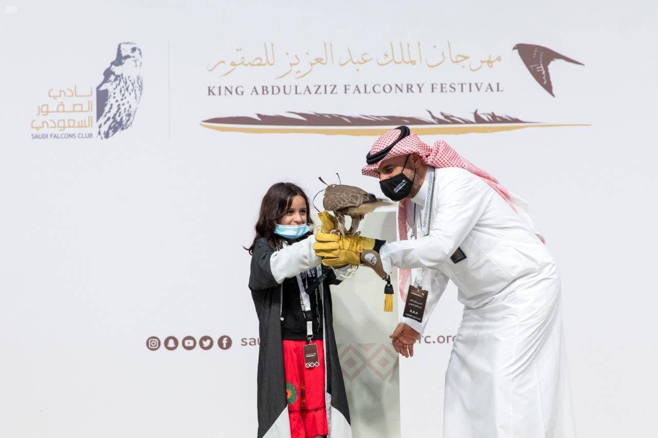 جانب من تكريم نادي الصقور السعودي للطفلة شيهانة."واس"