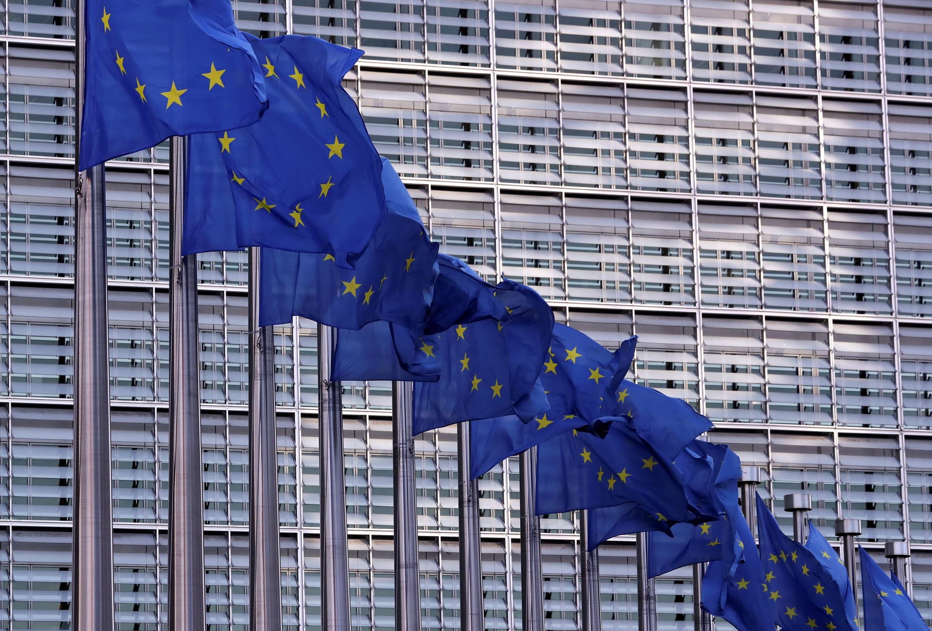 آمال اللقاح ترفع معنويات مستثمري منطقة اليورو 