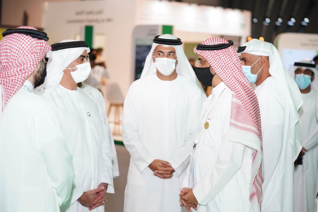 وزير الداخلية الإماراتي ينوه بالتقدم الذي تشهده الخدمات الإلكترونية التي تقدمها "الداخلية" السعودية