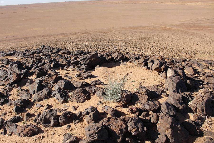 تتميز الحضارة الآشولية بظهور صناعة الأدوات الحجرية ثنائية الوجه. "واس"