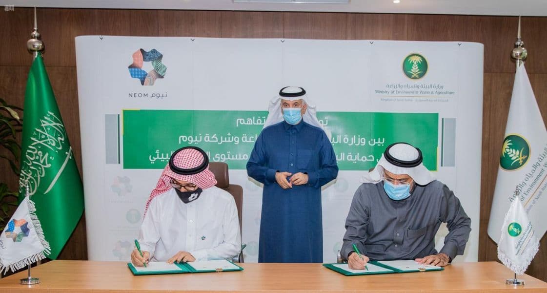 "البيئة" و "نيوم" توقعان مذكرة تفاهم لضوابط التراخيص والالتزام البيئي 