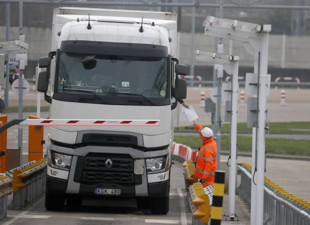 مرت 200 شاحنة عبر نفق المانش دوةن مشاكل في أول يوم من خروج بريطانيا من السوق الأوروبية الموحدة. "أ.ب"