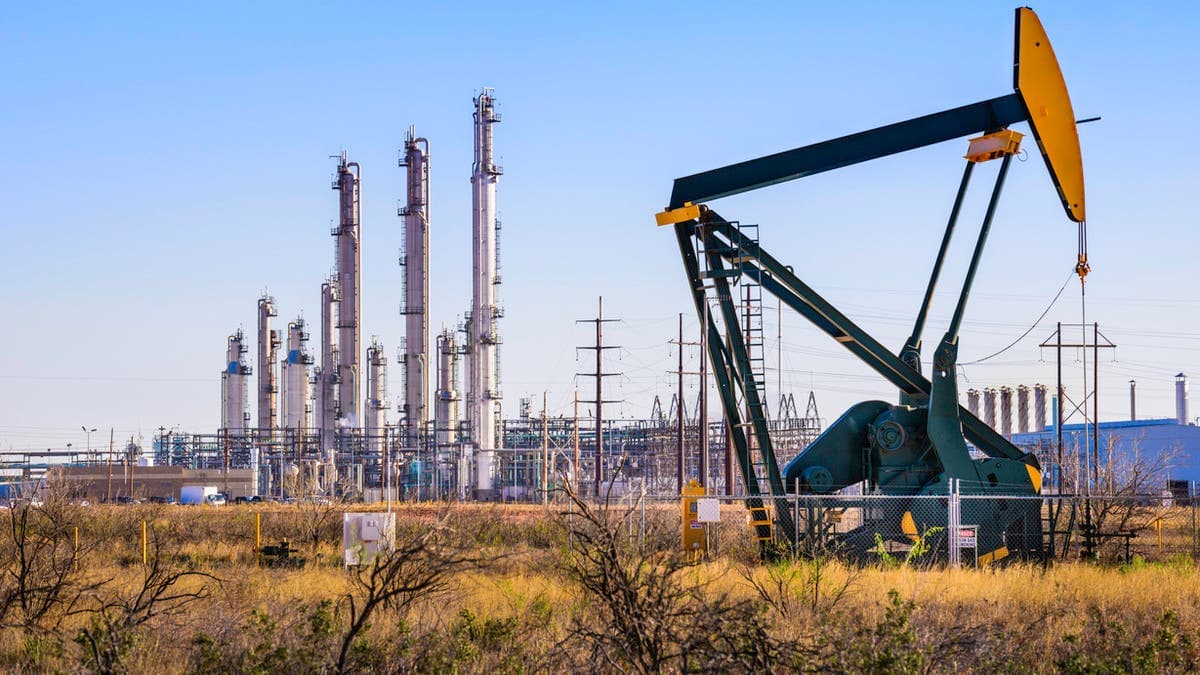 استقرار أسعار النفط مع تجدد الإغلاقات وصعود الدولار