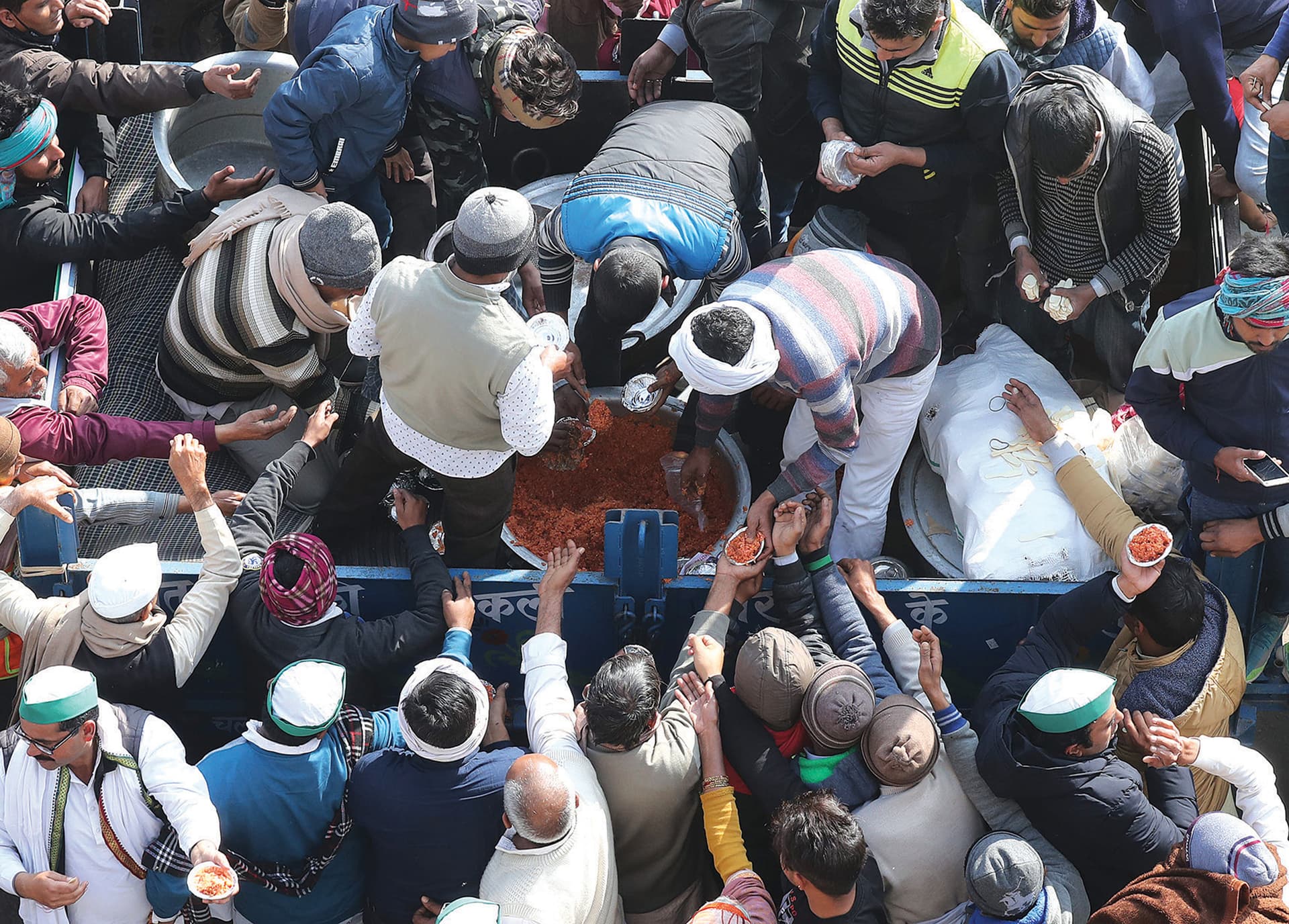 مزارعون يحتشدون لتناول غذاء مجاني قدم لهم أثناء مشاركتهم في اعتصام على حدود مدينة نيودلهي