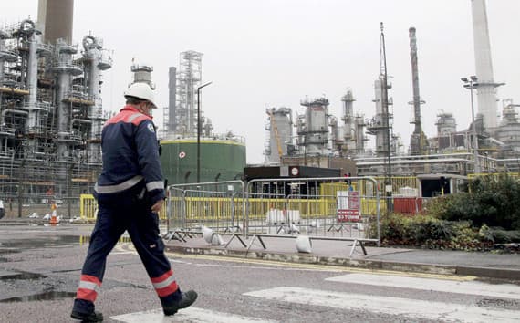 مصافي التكرير الأوروبية تخفض استهلاك النفط الخام في ديسمبر