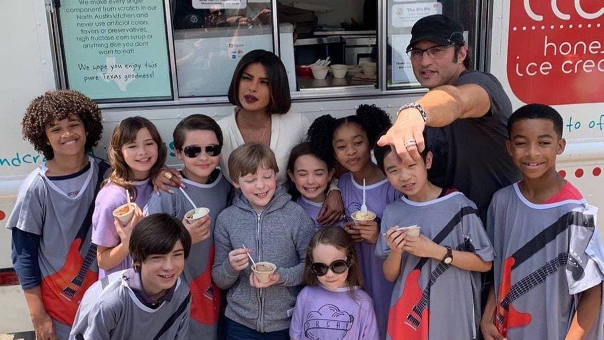 أبطال الفيلم يستمعون لتوجيهات ‫روبرت رودريجيز‬ المؤلف والمخرج.