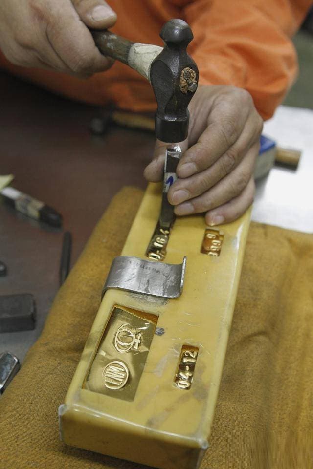 تراجعت العقود الأمريكية الآجلة للذهب 0.8 في المائة إلى 1839.80 دولار.