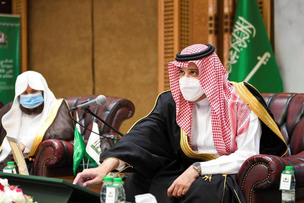 الأمير فيصلن بن سلمان خلال تدشين المعرض.