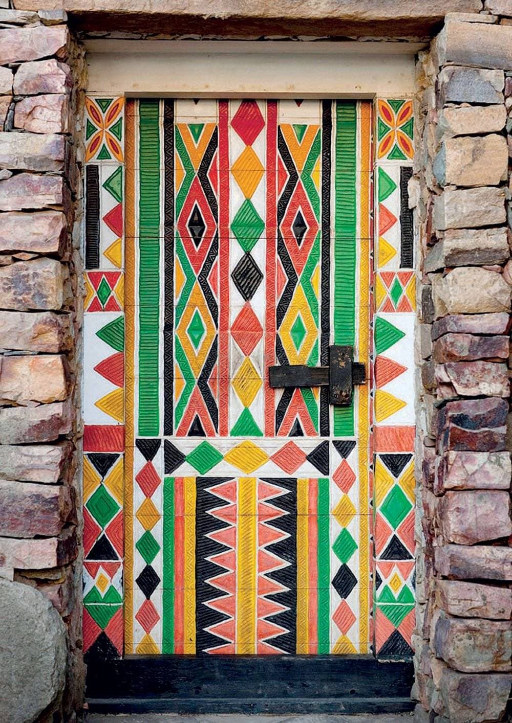 فن القط العسيري يزين الباب الجنوبي.