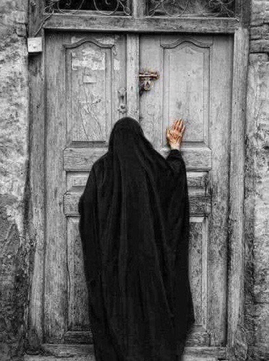 الأبواب كما الأرواح إذا هُجرت أضحت صمُ لا تُجيبُ.