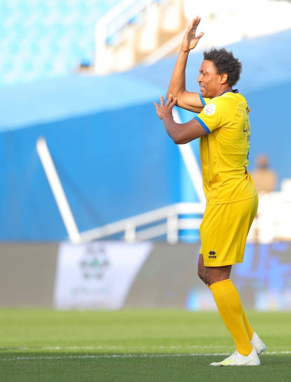 توامبا خلال احتفاله بأحد أهدافه الثلاثة في شباك ضمك.تصوير: عبد العزيز النومان ـ "الاقتصادية"