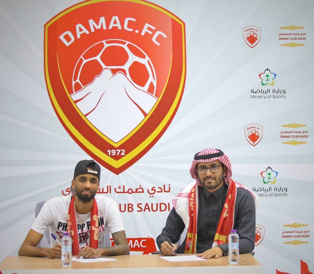 فهد جبران خلال توقيعه مع بيليغرينو أمس.

مركز ضمك الإعلامي