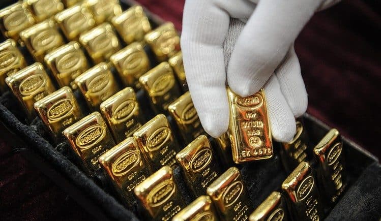 الذهب يصعد بفضل آمال التحفيز الأمريكي والدولار يكبح المكاسب