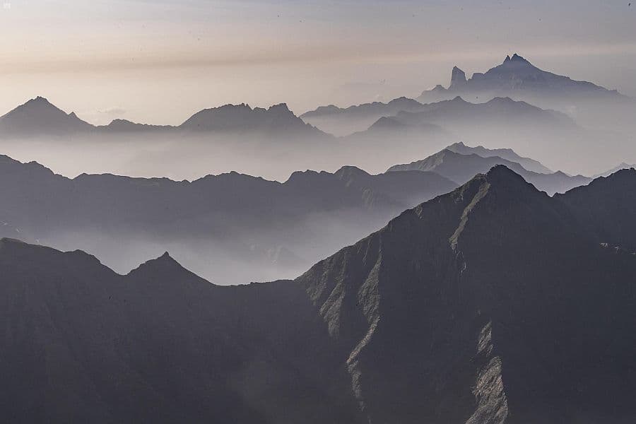 ضباب الباحة لوحة إبداعية على سفوح الجبال