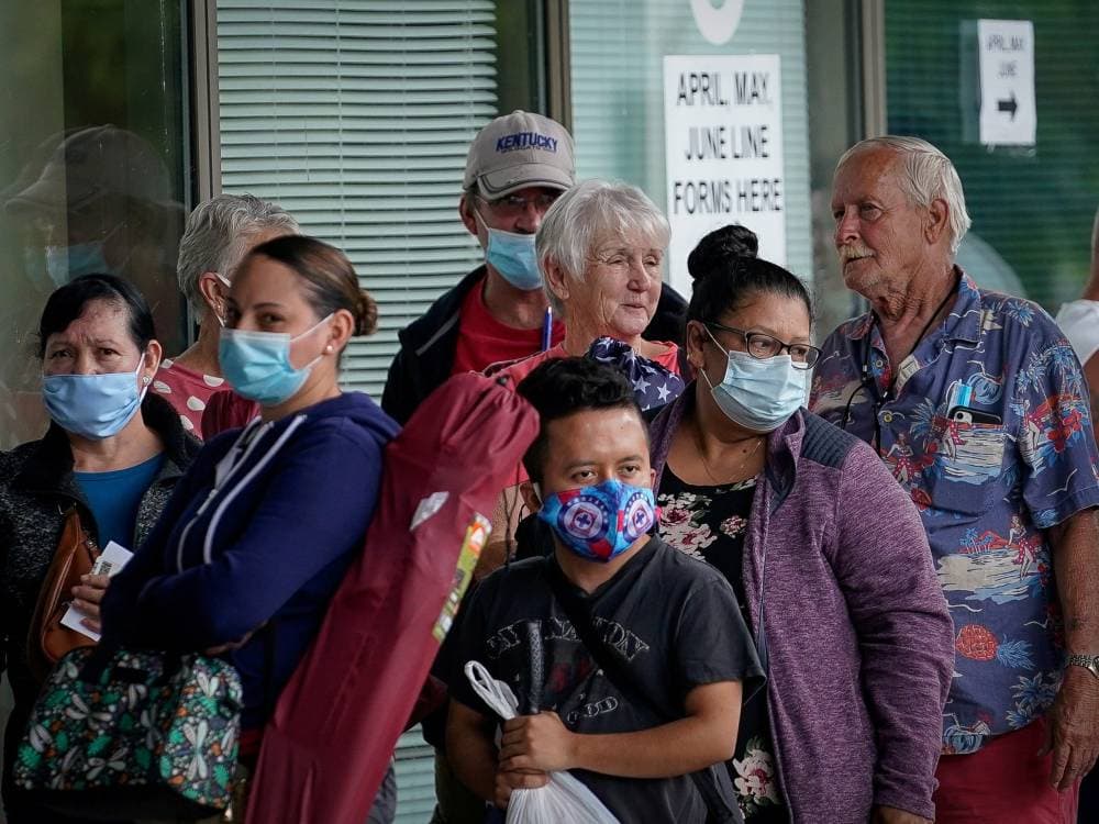 الدول الثرية بدأت في توزيع اللقاحات في حين تكتفي الدول الأقل تطورا بالمشاهدة والانتظار.