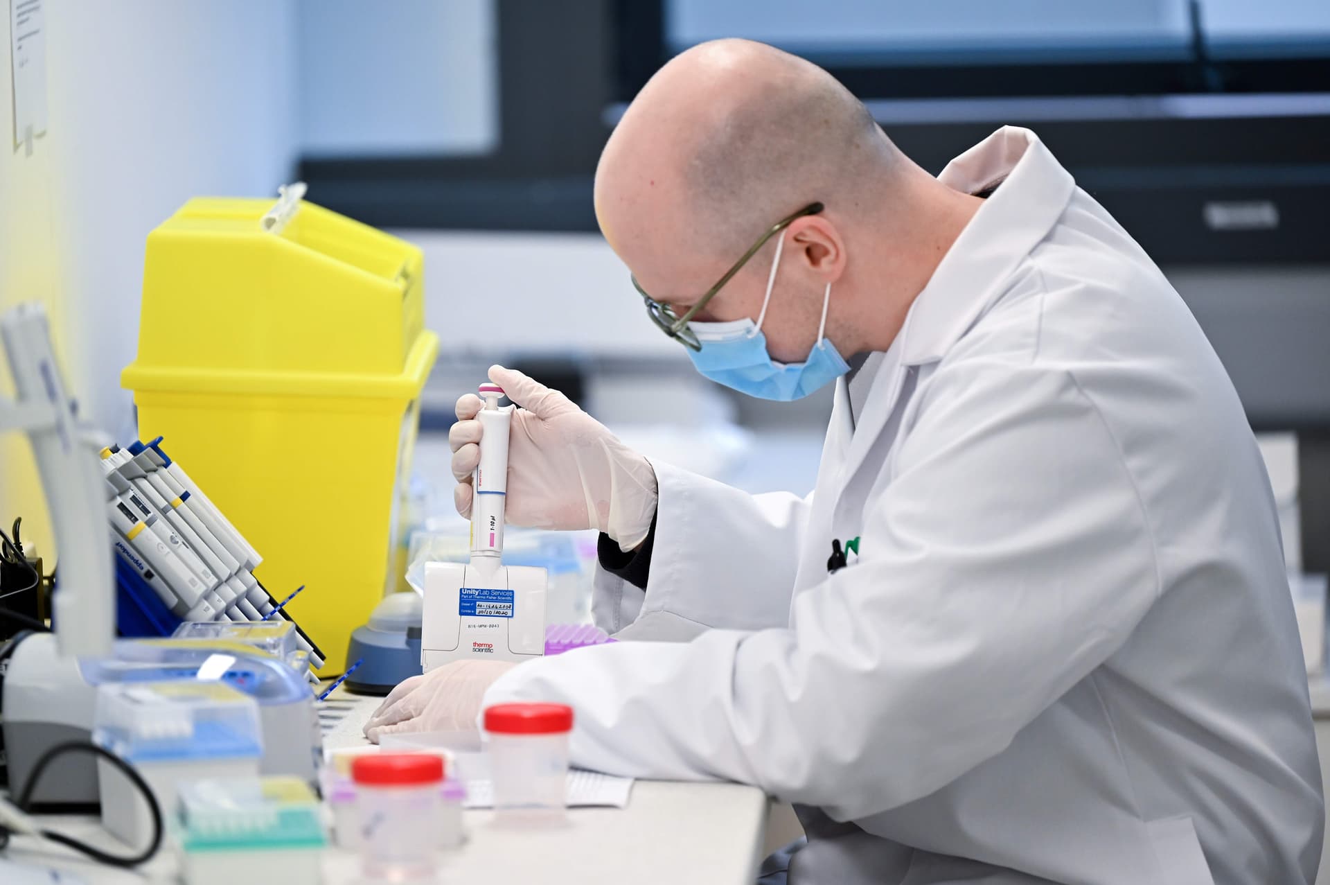 السلالة الجديدة لفيروس كورونا.. سعال أكثر وتأثر أقل لحاسة الشم