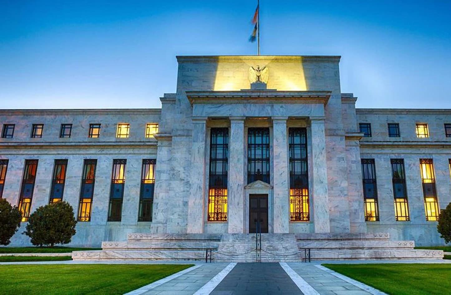 المركزي الأمريكي يبقي سعر الفائدة قريبا من الصفر 