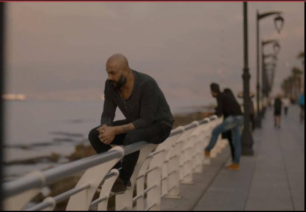 مشهد من العمل.