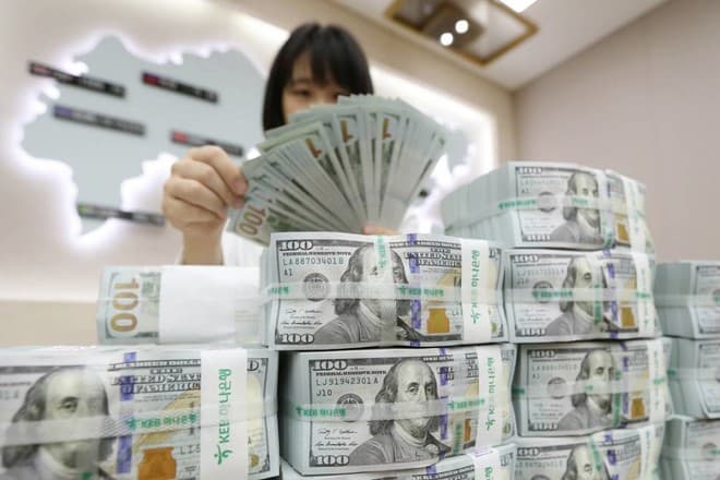 الدولار يتمسك بمكاسبه مع تبدد ارتفاع الأسهم العالمية