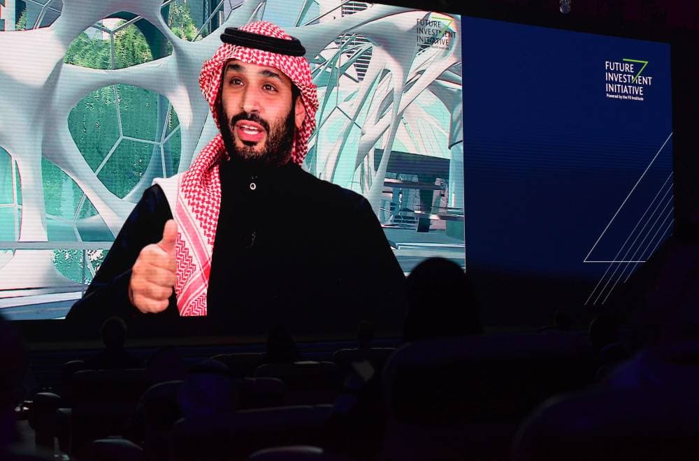 الأمير محمد بن سلمان متحدثا خلال فعاليات مؤتمر مبادرة مستقبل الاستثمار، أمس. "الفرنسية"