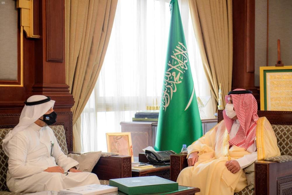الأمير فيصل بن سلمان خلال استقباله مدير مركز خدمات الأوقاف في المدينة المنورة.