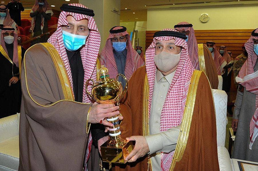 أمير الرياض يسلم كأس الملك لخيل الإنتاج المحلي. «واس»