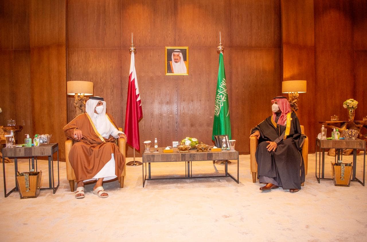 ولي العهد يلتقي أمير قطر ويستعرض معه العلاقات الثنائية
