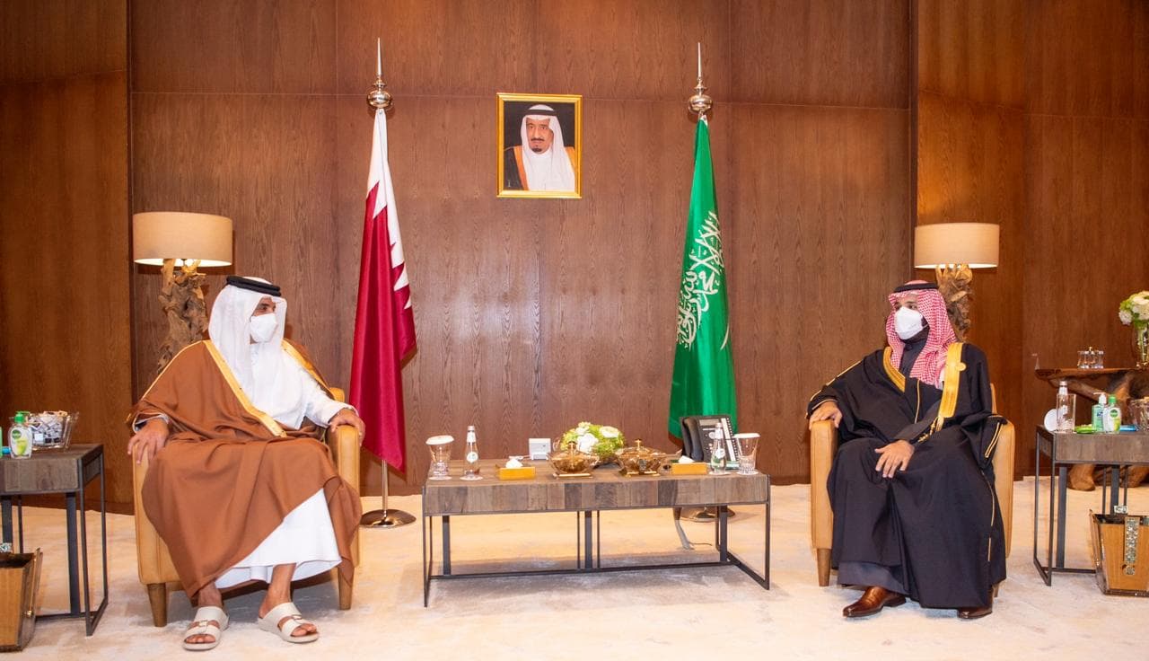 ولي العهد يلتقي أمير قطر ويستعرض معه العلاقات الثنائية