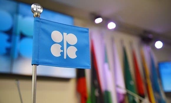 السعودية تعلن عن تخفيضات طوعية في إنتاج النفط تصل إلى مليون برميل يوميا