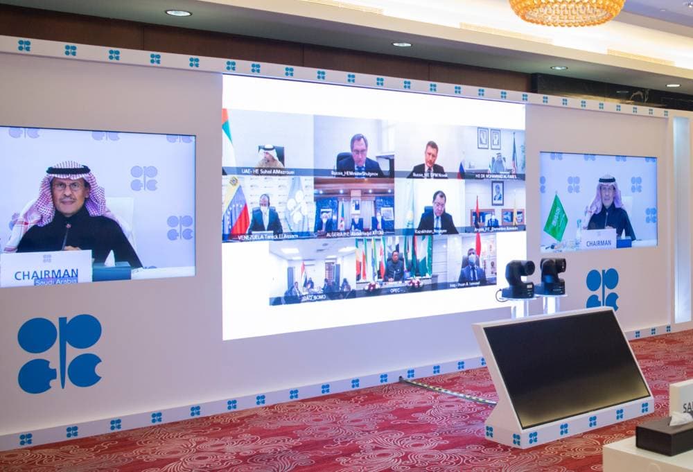 هدية العام الجديد .. تخفيضات نفط طوعية من السعودية بمليون برميل تقفز بالأسعار 5 %