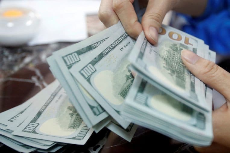 الدولار يحوم فوق أدنى مستوياته منذ 2018 