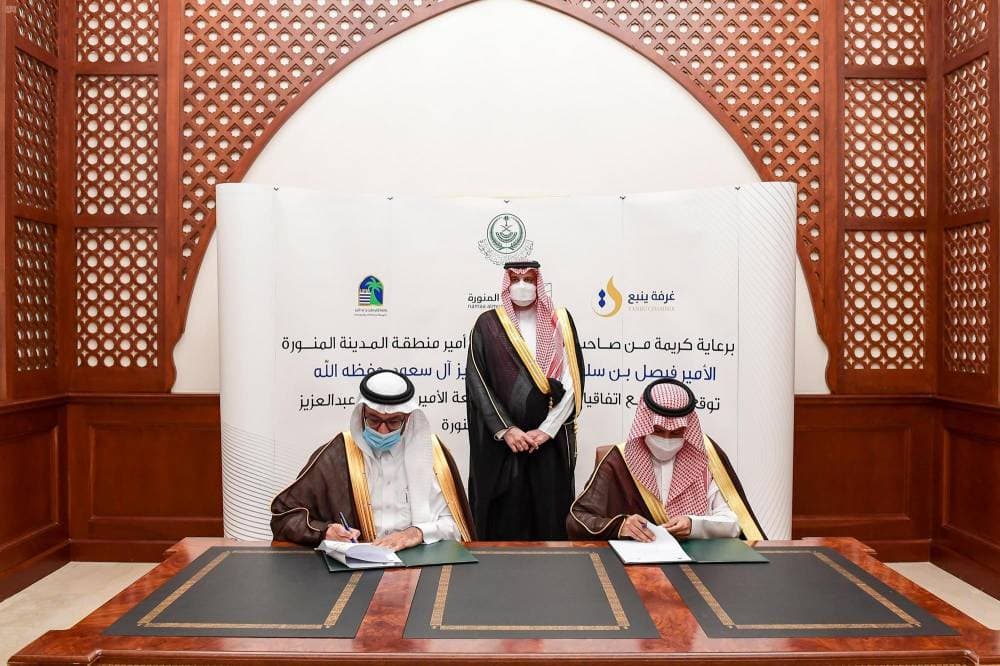 الأمير فيصل بن سلمان خلال توقيع مذكرتي التعاون.