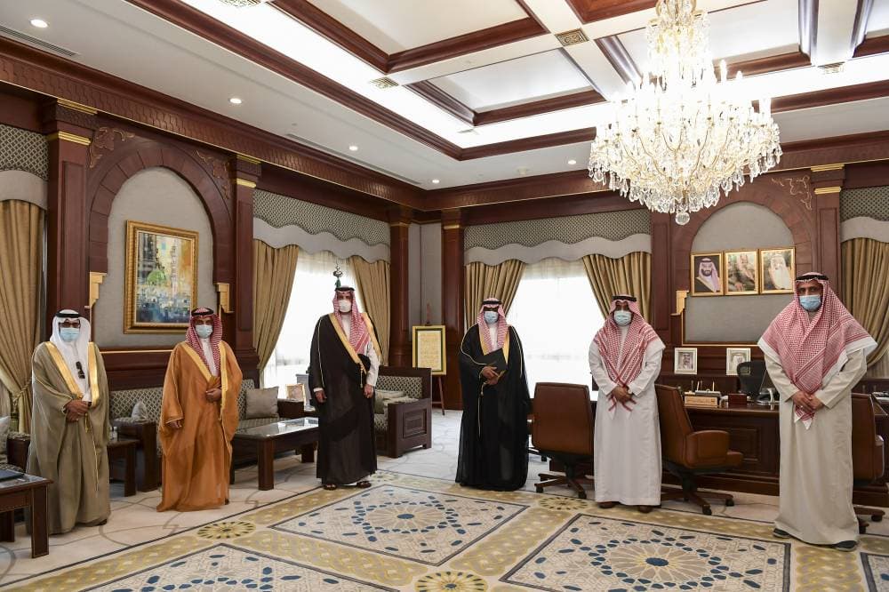 الأمير فيصل بن سلمان خلال لقائه مدير عام التدريب التقني والمهني في المنطقة وعدد من قيادات الكلية.