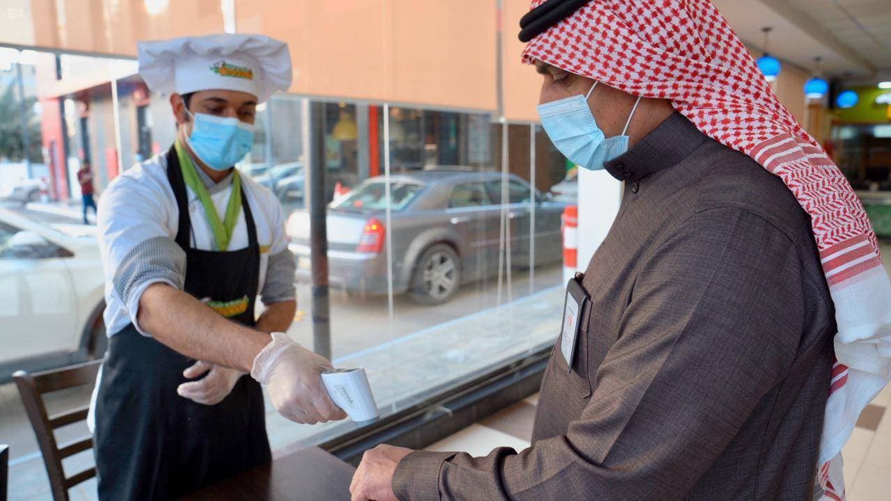 التزام بالإجراءات الاحترازية عند مداخل المؤسسات التجارية والمطاعم. «واس»