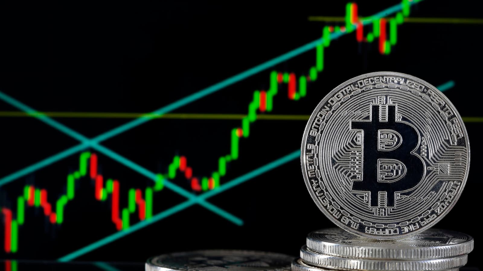 بيتكوين تتشبث بمكاسب تيسلا والدولار يتجه لخسارة أسبوعية 