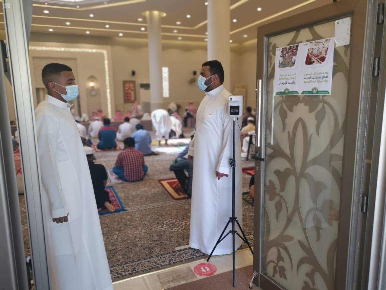 تكثيف الإجراءات الاحترازية في جوامع المملكة خلال خطبة الجمعة أمس. "واس"