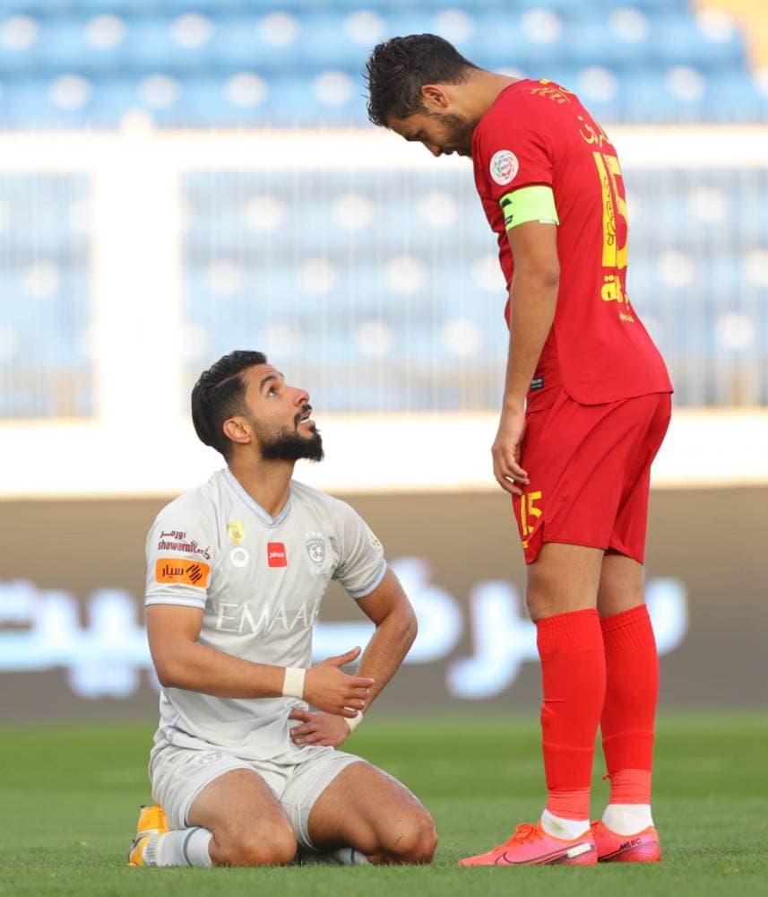 فاروق شافعي في حديث مع صالح الشهري. تصوير: سعد العنزي ـ "الاقتصادية"